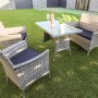 Acamp Lounge-Set Nina, 4-teilig, grau-meliertes FlexMesh-Geflecht, mit Tisch, Sofa und Sesseln auf Rasen.