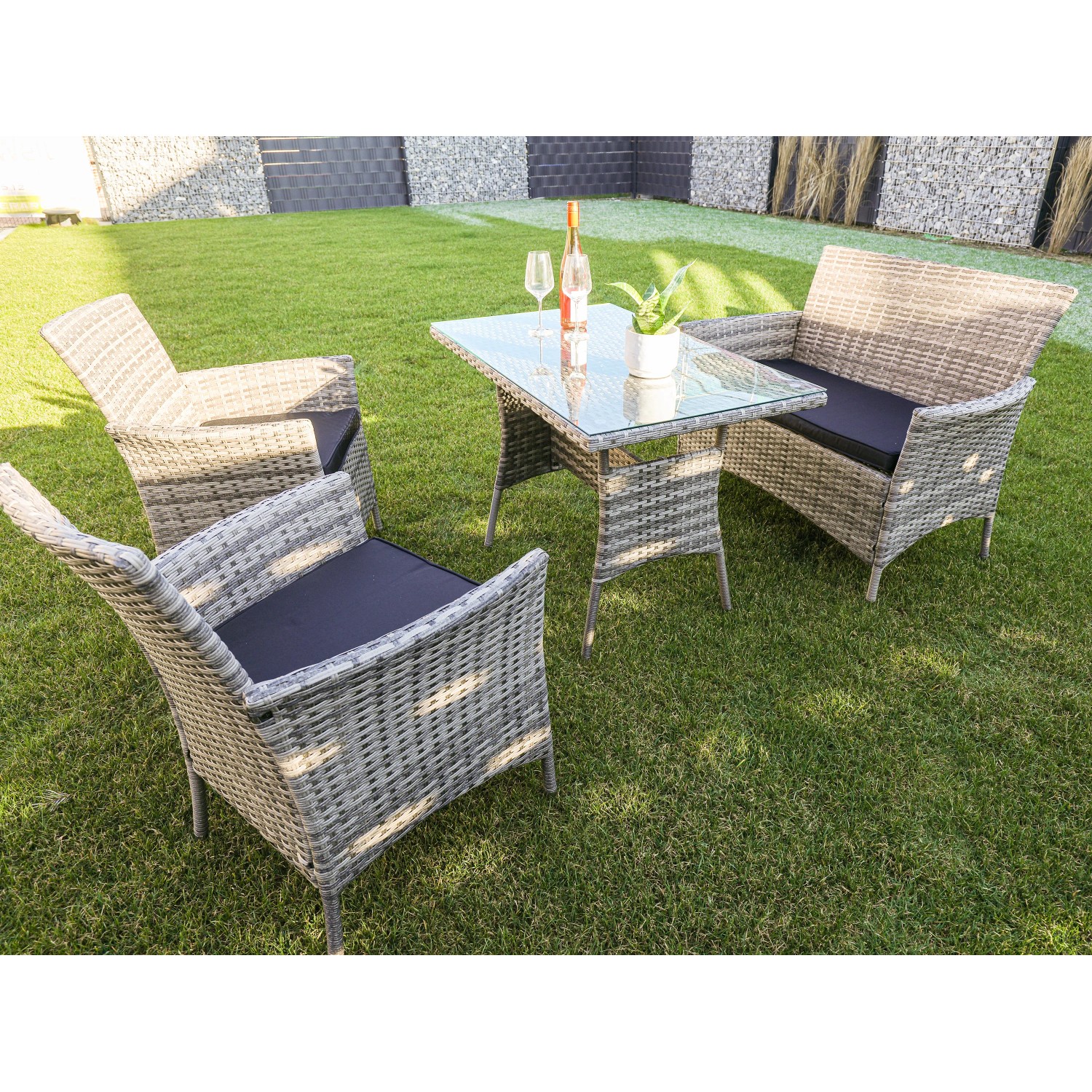 Acamp Lounge-Set Nina, 4-teilig, grau-meliertes FlexMesh-Geflecht, mit Tisch, Sofa und Sesseln auf Rasen.