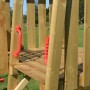 Detailansicht des Kinderspielturms Falke aus Holz mit roten Griffen.