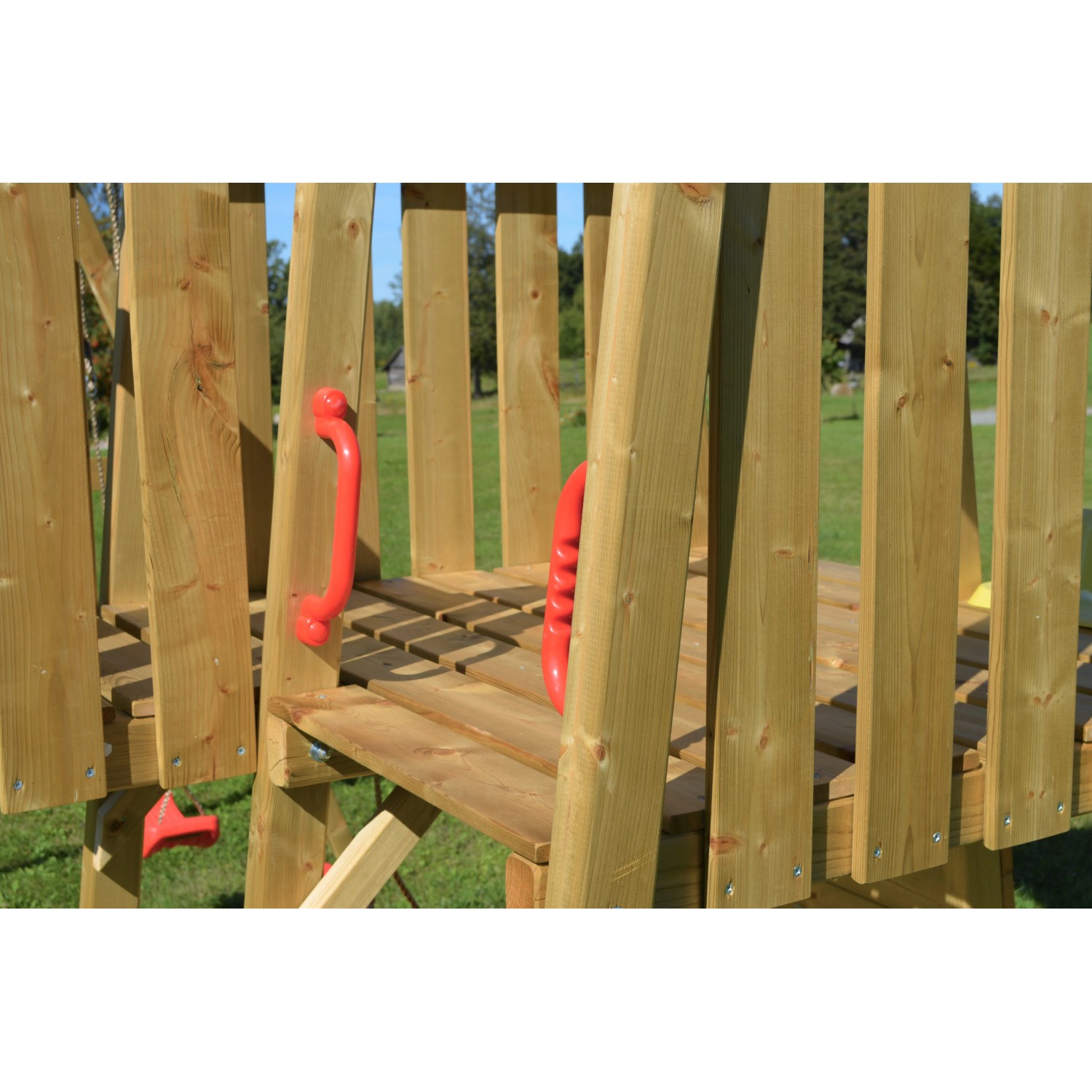Detailansicht des Kinderspielturms Falke aus Holz mit roten Griffen.