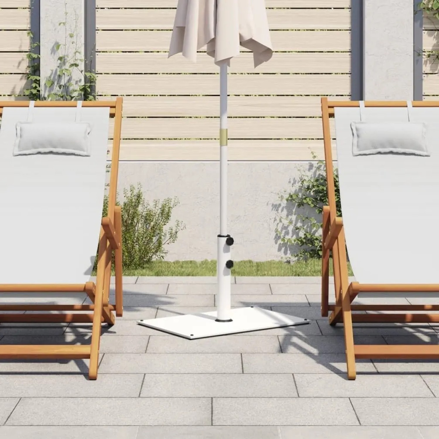 Weißer, rechteckiger vidaXL Sonnenschirmständer aus Stahl auf einer Terrasse, passend für verschiedene Mastgrößen.