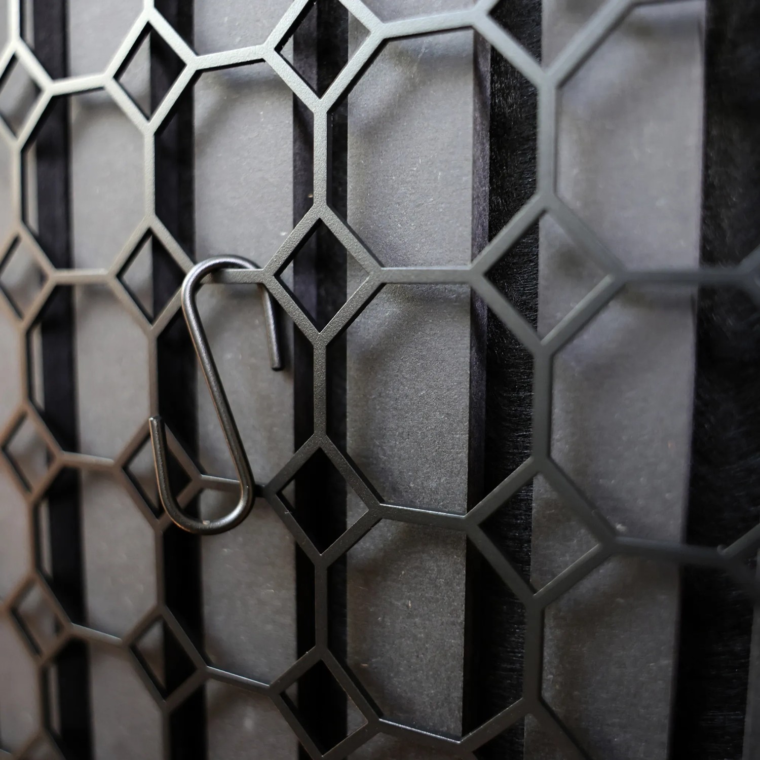 Denpanels Aufbewahrungsgitter mit 4 Haken für Akustikpaneel, schwarz.