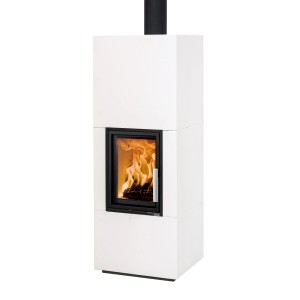 Weißer Haas+Sohn Dachstein Kaminofen mit Wärmespeicherbeton und brennendem Holz.