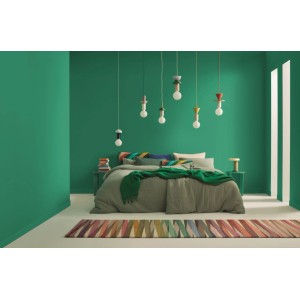 Alpina Innenfarbe Pantone Emerald. Modernes Schlafzimmer mit leuchtend grünen Wänden und stilvoller Einrichtung.