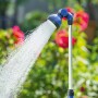 LUX Gartendusche mit Wasserstrahl im Garten, höhenverstellbar und mit Regulier- und Absperrventil.