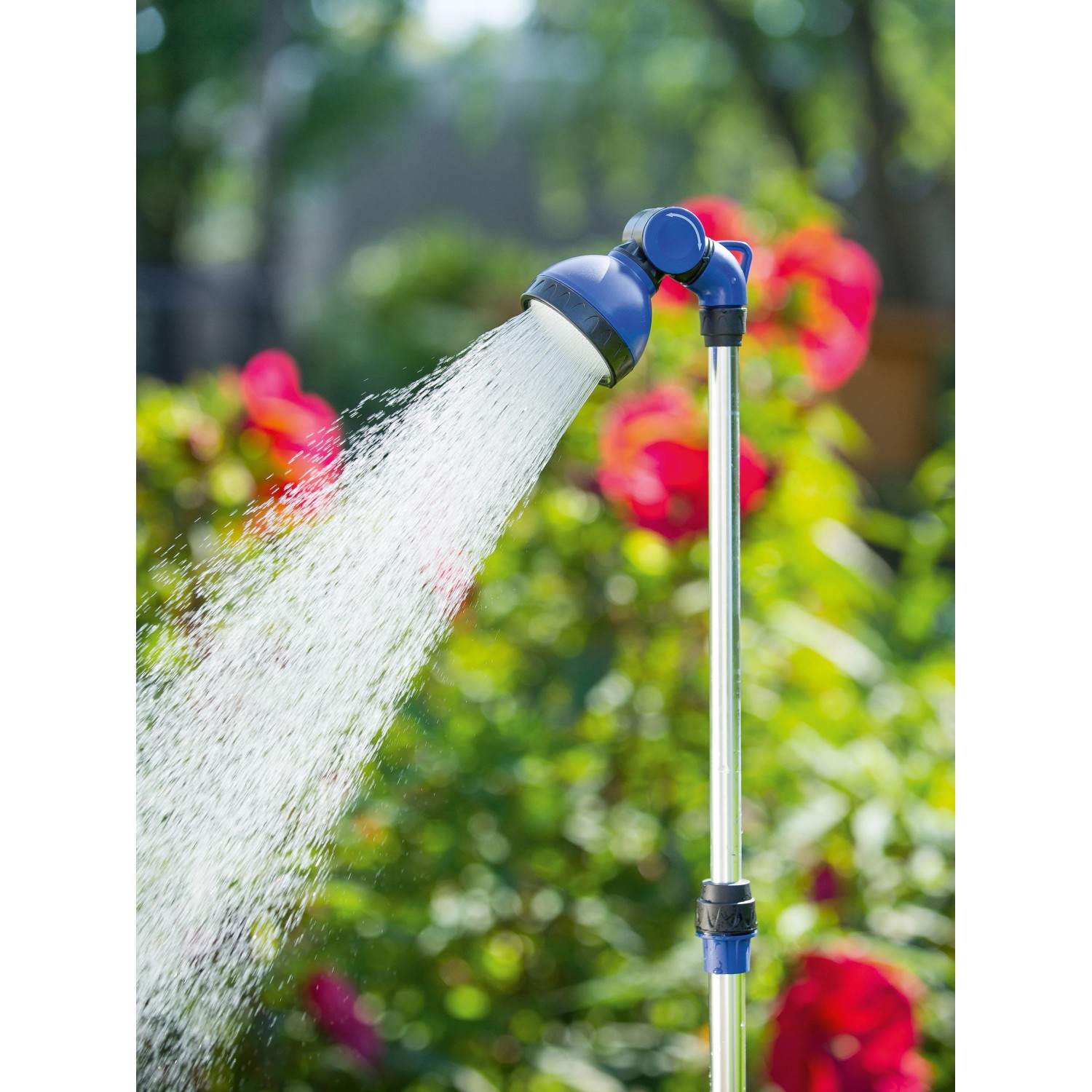 LUX Gartendusche mit Wasserstrahl im Garten, höhenverstellbar und mit Regulier- und Absperrventil.