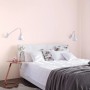 Schlafzimmer mit Wandfarbe Alpina Feine Farben Zarte Romantik Rose, edelmatt.