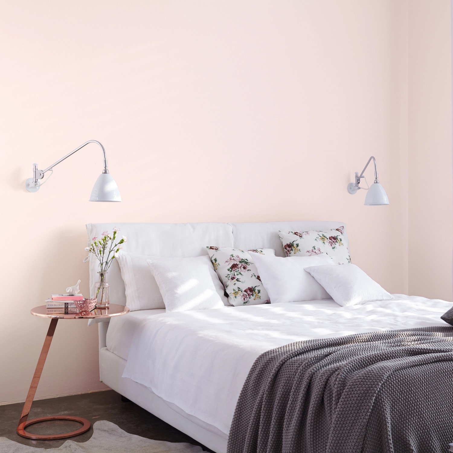 Schlafzimmer mit Wandfarbe Alpina Feine Farben Zarte Romantik Rose, edelmatt.