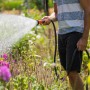 Gartenschlauch-Set Liano™ Life von Gardena im Einsatz beim Bewässern von Pflanzen.