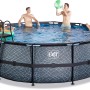 Grauer EXIT Stone Pool Ø450x122cm mit Poolleiter und Filterpumpe, mit Personen im Wasser.