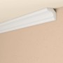Weißes Decosa Zierprofil XZL03 (2 m) an der Decke und Wand.