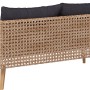 Rückansicht des 2,5-Sitzer Sofa Junee aus Polyrattan in Natur mit anthrazitfarbenen Kissen.
