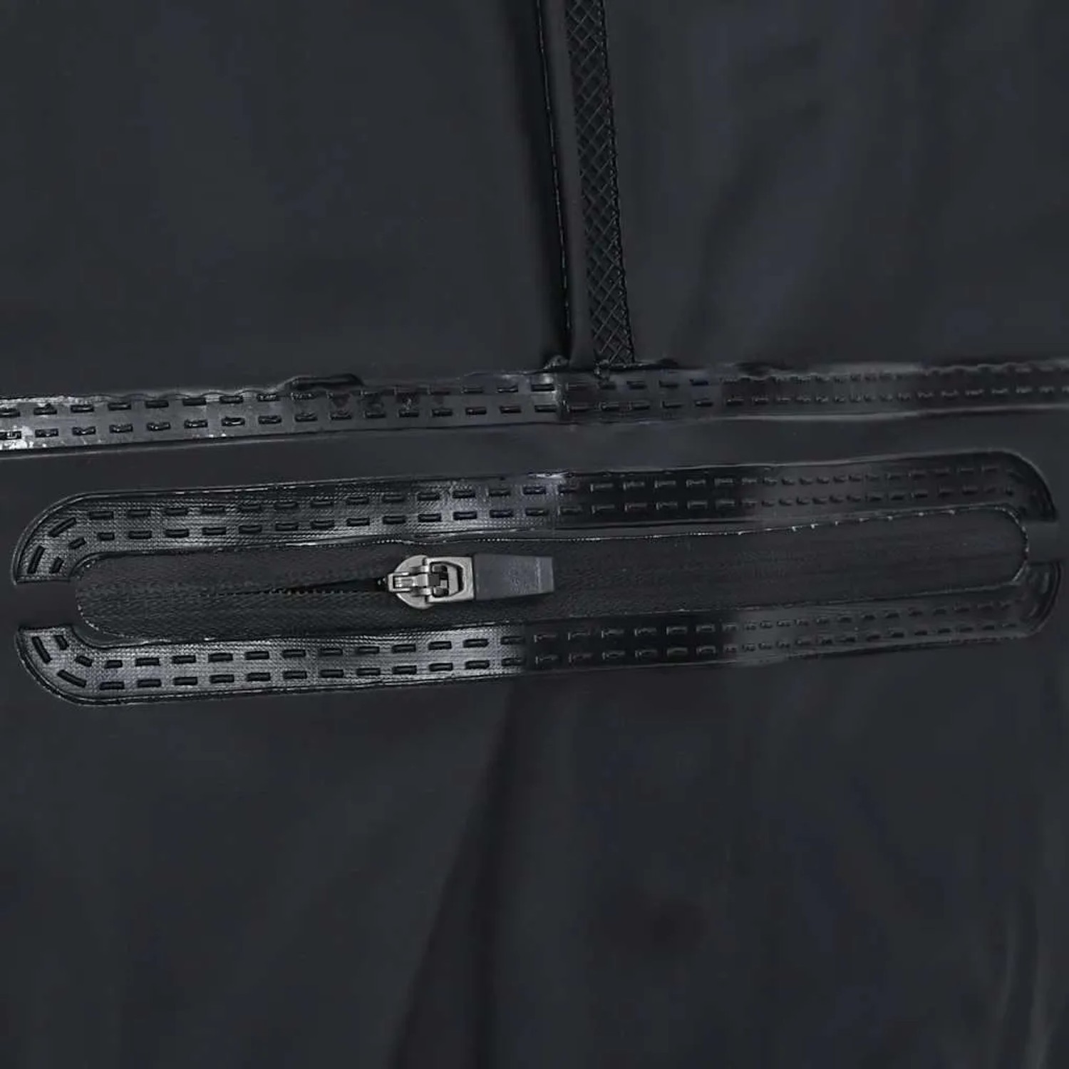 Detailaufnahme: Schwarze vidaXL Wathose mit Reißverschlusstasche und verstellbaren Trägern.