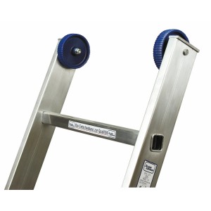 Detailaufnahme der Iller Schiebeleiter mit Seilzug, Eurostars 2x16 Sprossen, mit blauen Wandlaufrollen.