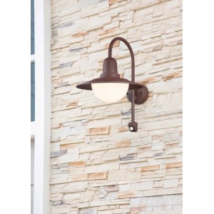 Rostfarbene Trio Außenwandleuchte Norman mit Bewegungsmelder an einer Wand.