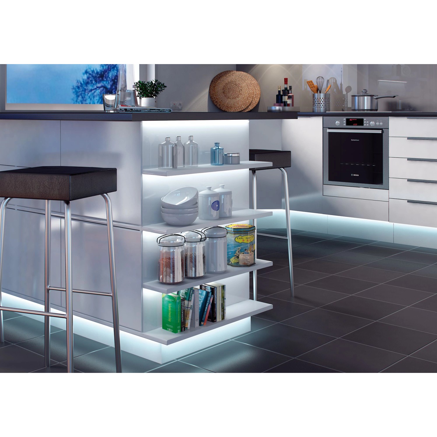 Kücheninsel mit Paulmann YourLED Stripe 97 cm, der Regale beleuchtet.