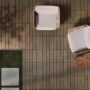 Wetterbeständige KARAT WPC Klickfliesen in Teak Optik auf Terrasse mit Gartenmöbeln.