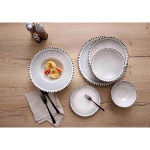 Ritzenhoff & Breker Natura Tafelservice 12-teilig Grau. Steinzeug Geschirr mit Jahresring-Dekor und schwarzem Rand auf Holztisch.
