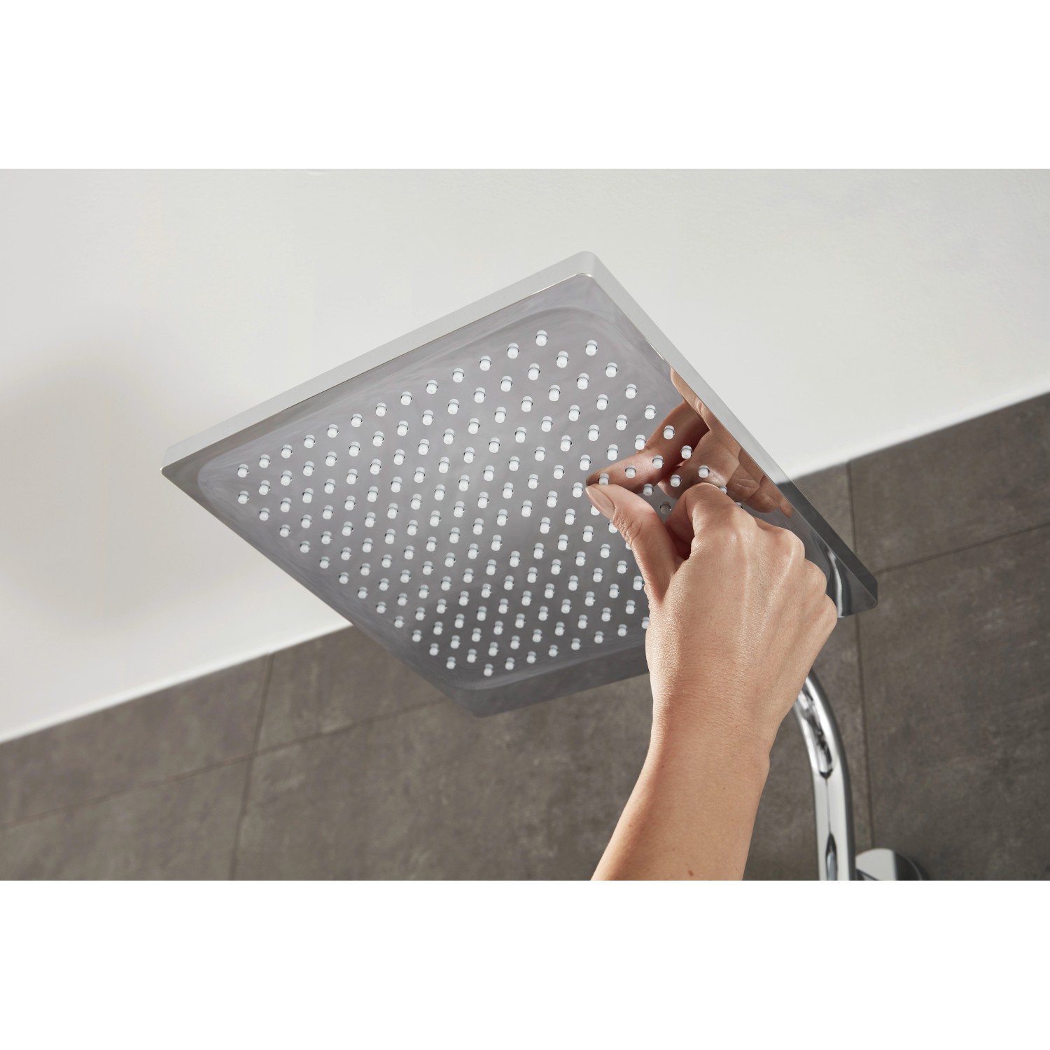 Hansgrohe Crometta E 240 Duschsystem mit Thermostat in Weiß-Chrom, Kopfbrause mit Antikalk-Funktion.