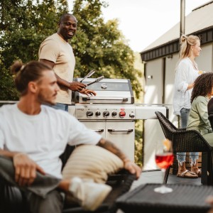 Enders Gasgrill Kansas II Pro mit Turbo Zone und Seitenkocher beim Grillen mit Freunden.