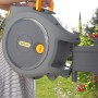 Hozelock Auto Reel Schlauchtrommel mit 30m Schlauch an der Wand montiert.