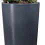 Garantia Regenwasserbehälter Stone 2in1 Lava mit Pflanzschale und roter Bepflanzung.