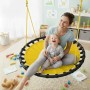 Gelbe Relaxdays Nestschaukel mit lachender Mutter und Kind im Kinderzimmer. Höhenverstellbare Rundschaukel aus Stoff und Stahl.