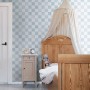 ESTAhome Vliestapete mit blauem Karomuster in einem Kinderzimmer. Dekorative Tapete für stilvolle Wände.