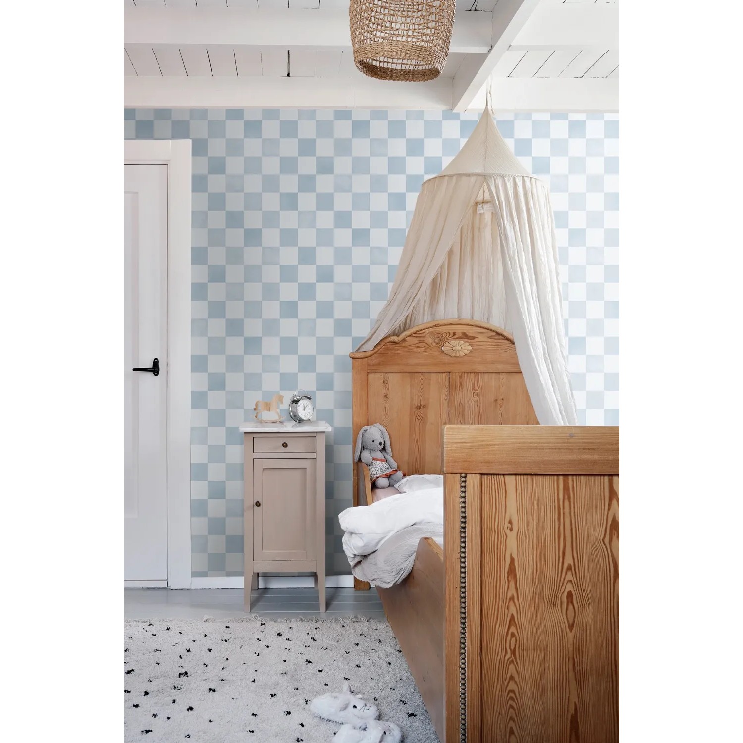 ESTAhome Vliestapete mit blauem Karomuster in einem Kinderzimmer. Dekorative Tapete für stilvolle Wände.