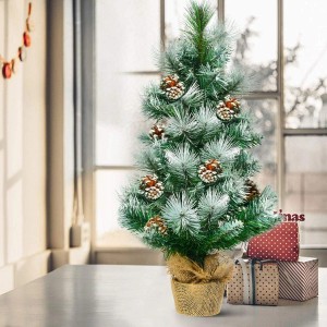 Kleiner, schneebedeckter Costway Kunst-Weihnachtsbaum (60cm) mit Tannenzapfen im Jutesack.