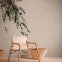 AS-Creation Vliestapete Putzoptik hellbraun/beige im Raum mit Stuhl und Dekoration.