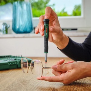 Bosch Präzisions-Schraubendreher-Set im Einsatz: Reparatur einer Brille mit Schraubenzieher. 24-teilig.