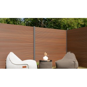 GartenLand WPC Zaun Shadowline Mahagoni Musterstück (20cm) vor Gartenmöbeln.