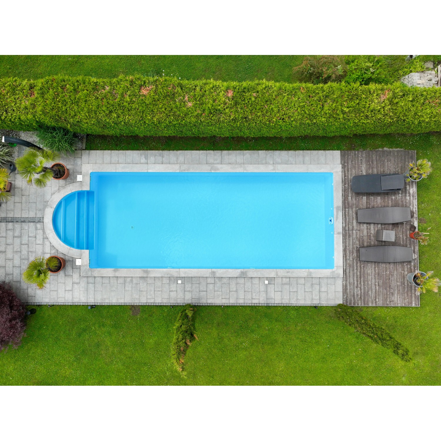 Draufsicht: Rechteckiger Steinbach Styropor Pool mit römischer Treppe und Liegefläche.