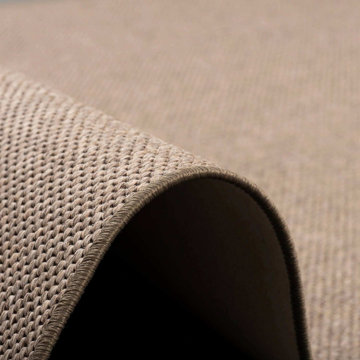 Detailaufnahme: Brauner Snapstyle Teppichläufer Bentzon (100x200cm) mit Flachgewebe.