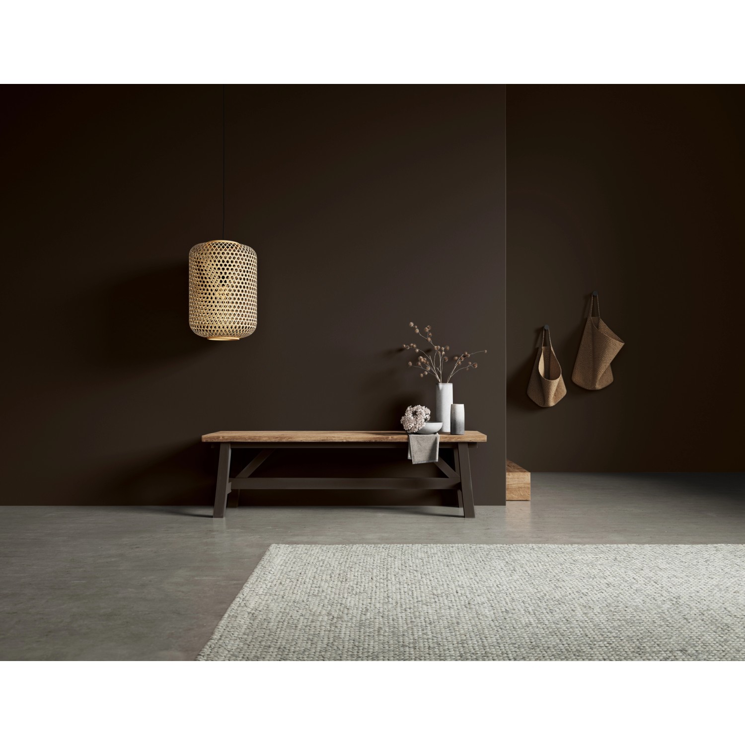 Raumgestaltung mit Schöner Wohnen Kreidefarbe Nachthimmel, dunkle Wandfarbe mit Bank und Deko.