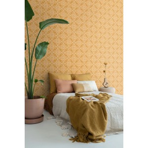 ESTAhome Tapete mit Fliesenmuster in Ockergelb im Schlafzimmer.