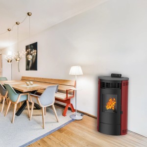 Sannover Luft-Pelletofen Flavia 15 kW Bordeaux im Wohnraum mit brennendem Feuer.