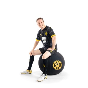 Schwarzer Sitting Ball Hocker BVB VIP (120 l) mit Mann im BVB-Trikot. Bequemer Sitzsack für Fans.