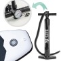 X4-Life SUP: Luftpumpe mit Manometer und Detail vom aufblasbaren Stand Up Paddle Board.