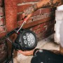 Gedore Umschaltknarre 12,5 mm (1/2) im Einsatz zum Schrauben an einer Lampe.