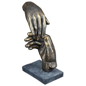 Gilde Skulptur Two Hands aus bronzefarbenem Kunstharz mit grauem Sockel. Detailreiche Hände als stilvolle Dekofigur.