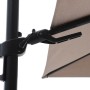 Detailaufnahme: Beige Ampelschirm Bonbeach mit Kurbelmechanik und schwarzem Gestell.