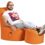 Orangefarbener Sitting Point Sessel Scuba mit Fußhocker und Mann, ideal zum Entspannen.