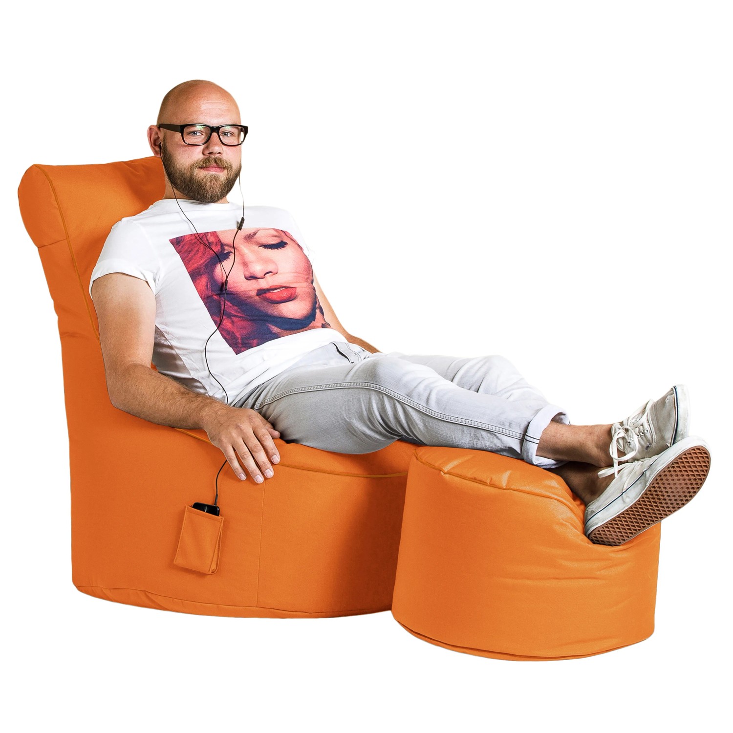 Orangefarbener Sitting Point Sessel Scuba mit Fußhocker und Mann, ideal zum Entspannen.
