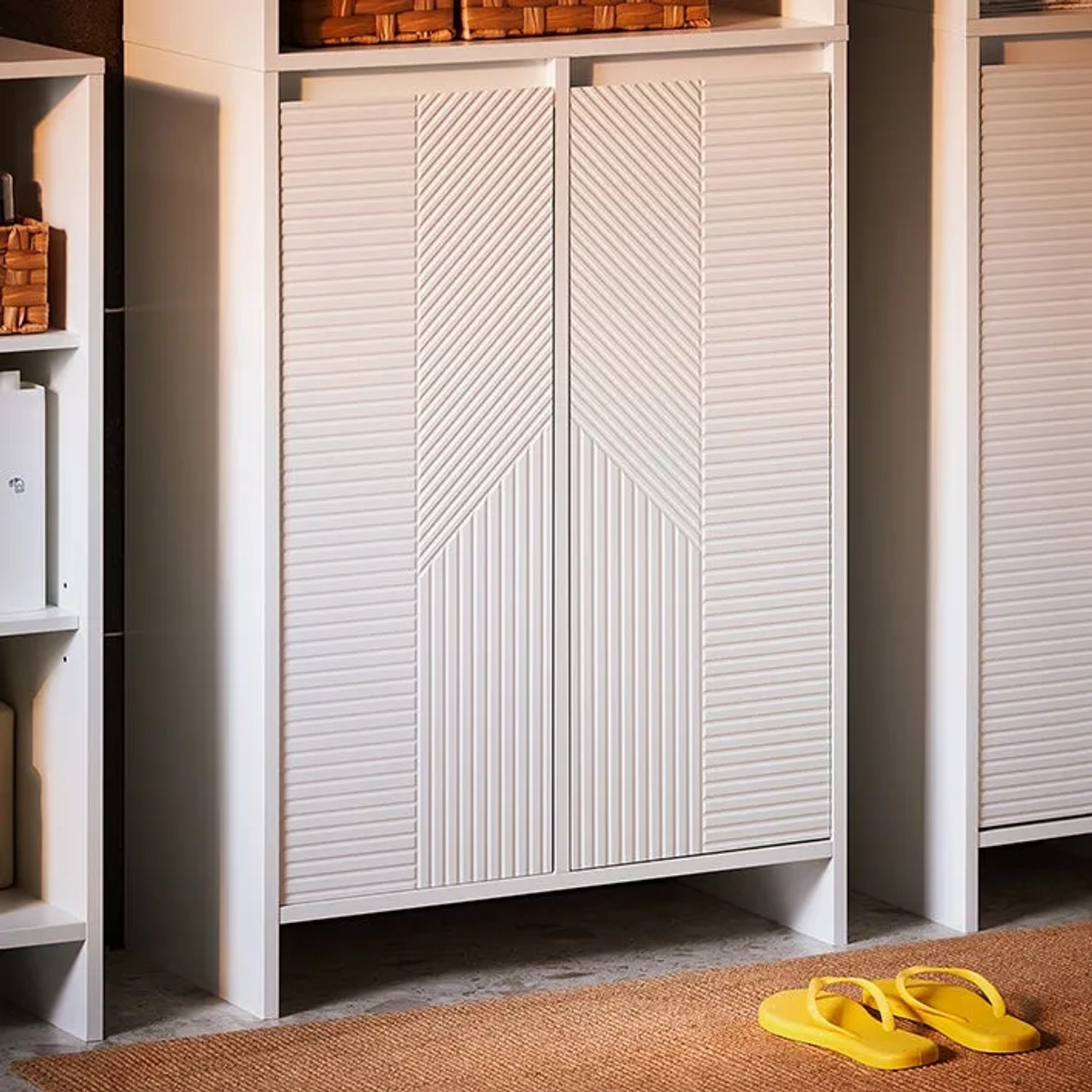 SoBuy Hochschrank BZR155-W: Weißer Badschrank mit Wäschesack und Fächern.