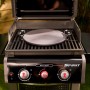 Weber Spirit E-220S Gasgrill mit 2 Brennern und Sear Zone. Grill mit Pizzastein auf dem Grillrost.