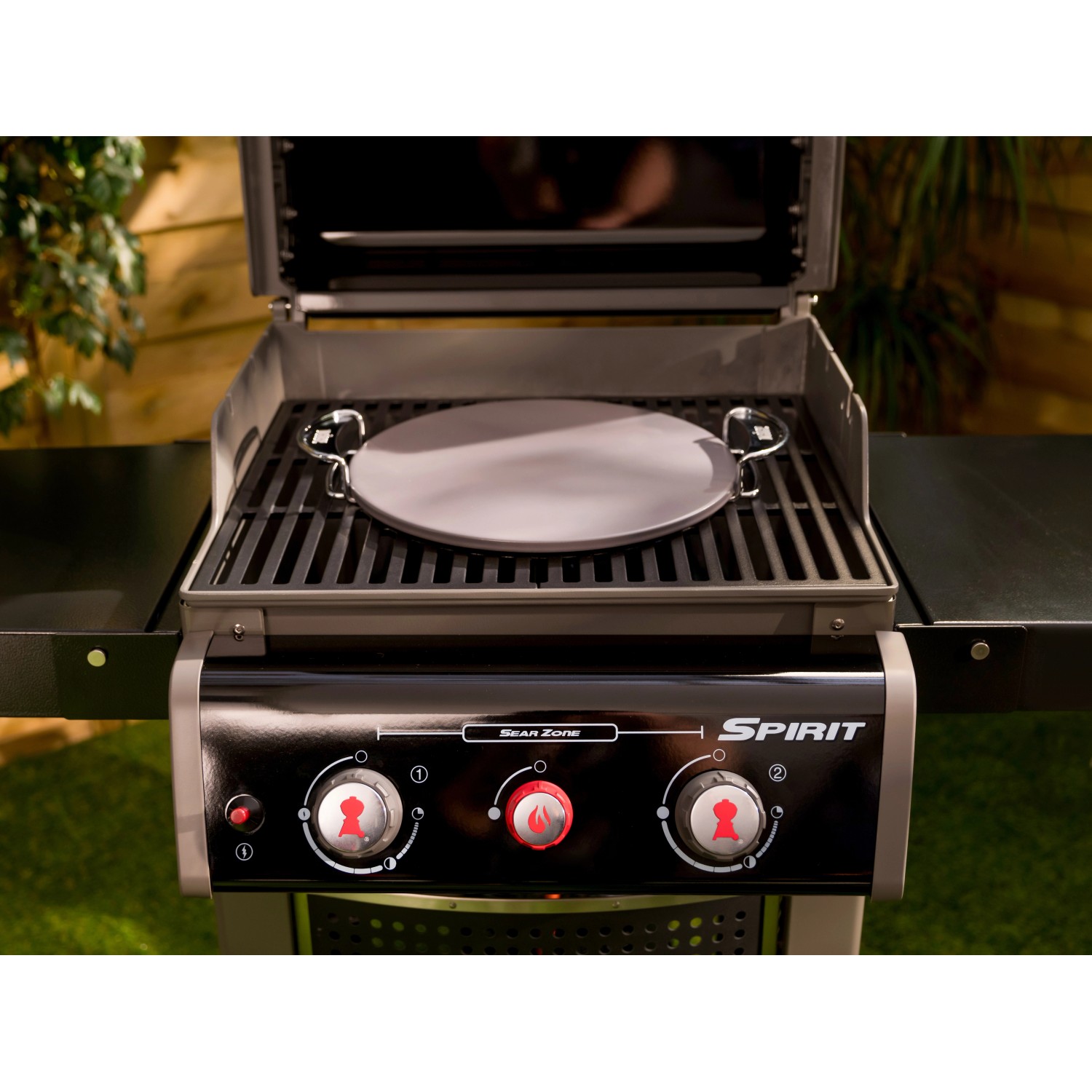 Weber Spirit E-220S Gasgrill mit 2 Brennern und Sear Zone. Grill mit Pizzastein auf dem Grillrost.