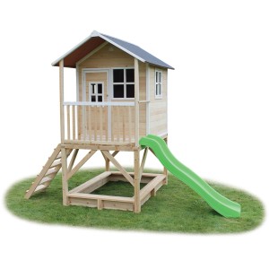 EXIT Loft 500 Holzspielhaus mit Rutsche, Sandkasten und Leiter auf Rasen.