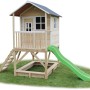 EXIT Loft 500 Holzspielhaus mit Rutsche, Sandkasten und Leiter auf Rasen.
